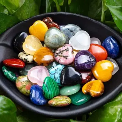 Sự khác biệt giữa đá tự nhiên và đá nhân tạo 2025: 7 yếu tố quan trọng giúp bạn lựa chọn đúng